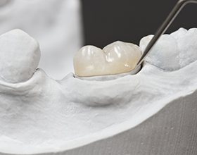 Model tooth with ceramic dental crown
